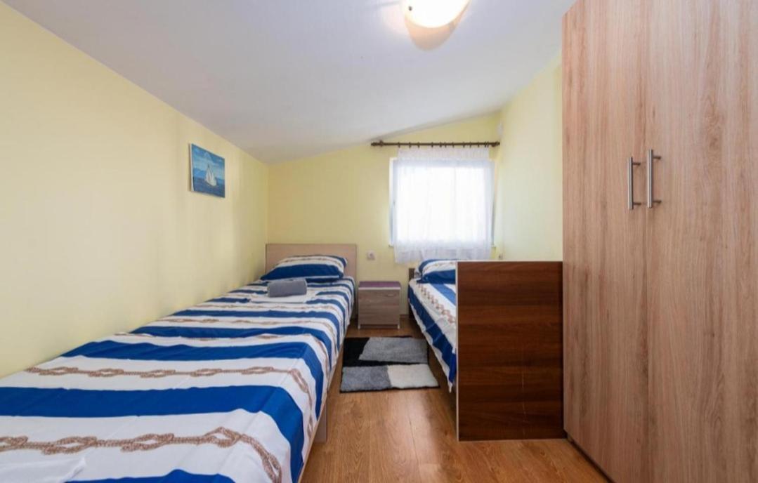 Apartman Zlata Vir Exteriör bild