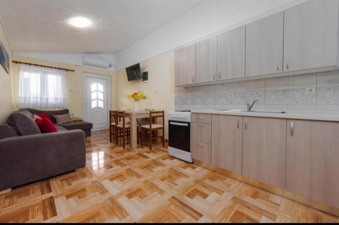 Apartman Zlata Vir Exteriör bild